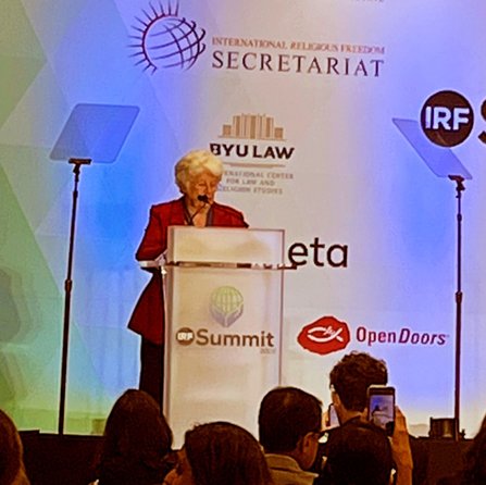 Rev. Susan Taylor, Úřad pro národní záležitosti Scientologické církve, promlouvá k účastníkům summitu IRF 2022.