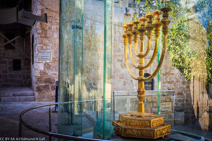  The Golden Menorah on the way to the Western Wall in the Jewish Quarter (Creative Commons 4.0)