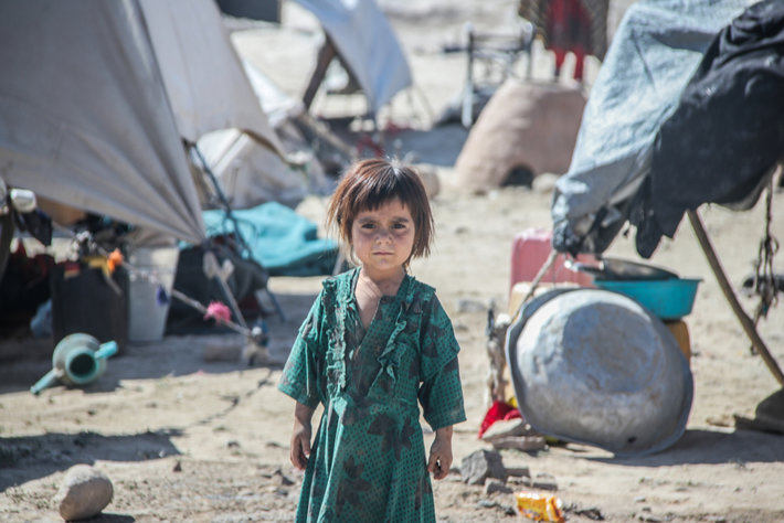 Refugee child after the collapse of the country in August 2021 (Photo by Trent Inness, Shutterstock.com)