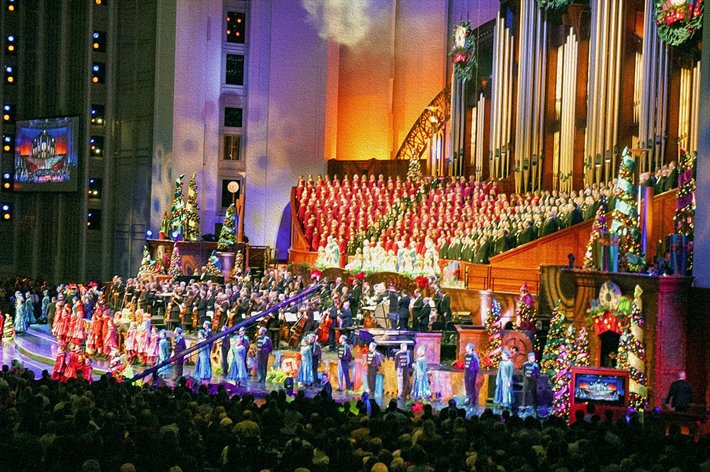 Tabernacle Choir performing at Temple Square in 2014. (Photo by Hammerin Man, Creative Commons 2.0)